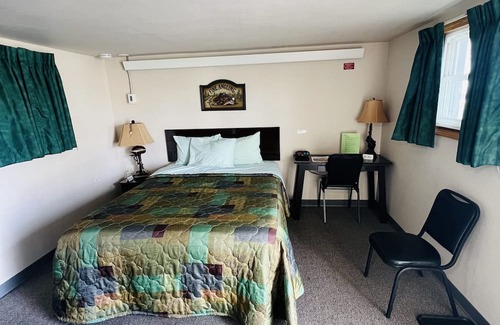 Onalaska Haus | Overlooking Lake Onalaska -- Queen bed + bathroom in nostalgic motel