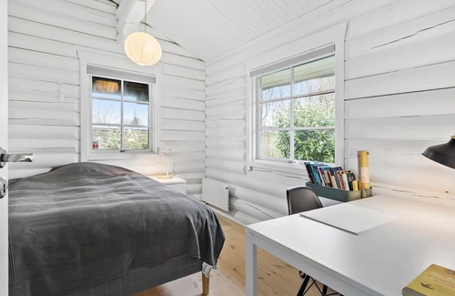 Dronningmolle Haus | Relax in this beautiful log cabin near the beach.