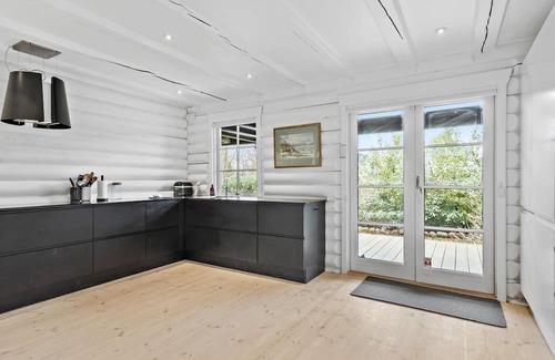 Dronningmolle Haus | Relax in this beautiful log cabin near the beach.