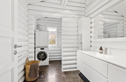 Dronningmolle Haus | Relax in this beautiful log cabin near the beach.