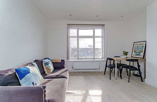 Broad Green Wohnung | Luxury apartment with workspace