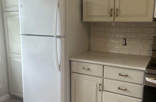 West Warwick Eigentumswohnung | 1 BR/1.5 Bath - 20 min from Beach!
