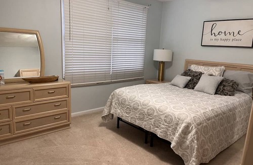 West Warwick Eigentumswohnung | 1 BR/1.5 Bath - 20 min from Beach!