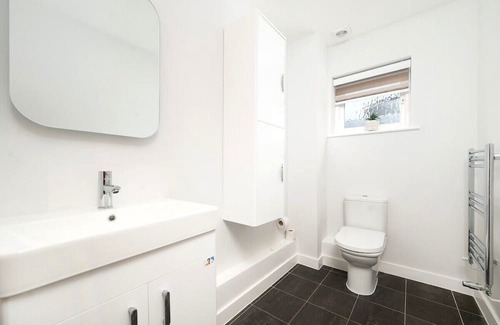 Yeading Haus | Chic and Spacious 4BR Family Home with Garden