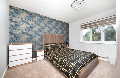 Yeading Haus | Chic and Spacious 4BR Family Home with Garden