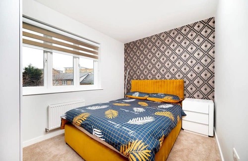 Yeading Haus | Chic and Spacious 4BR Family Home with Garden