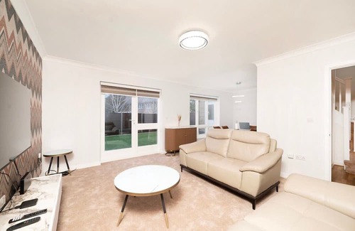 Yeading Haus | Chic and Spacious 4BR Family Home with Garden