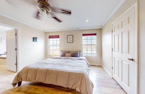 Dandridge Haus | Sunny dog-friendly home with a pool, balcony, smart TVs, washer/dryer, & AC
