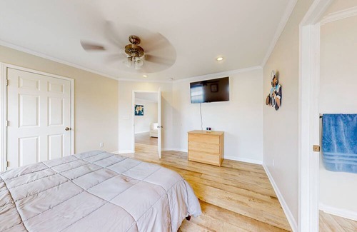 Dandridge Haus | Sunny dog-friendly home with a pool, balcony, smart TVs, washer/dryer, & AC