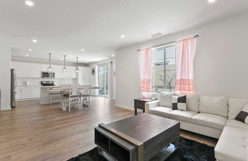 Rialto Haus | The Castle on Pinewood Ave #41514