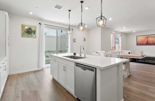 Rialto Haus | The Castle on Pinewood Ave #41514