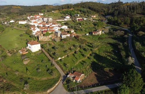 Moitas Sonstige | Farmhouse 'Yellow House - Casa Amarela' with Mountain View, Shared Pool and Wi-Fi