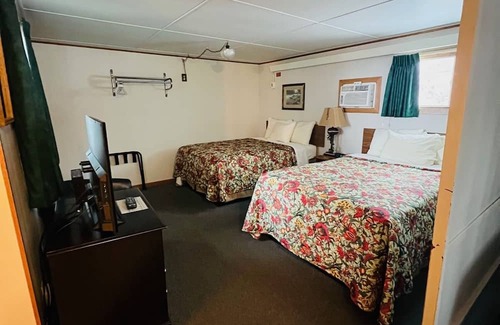 Onalaska Haus | Overlooking Lake Onalaska -- 3 full beds + bath in nostalgic motel