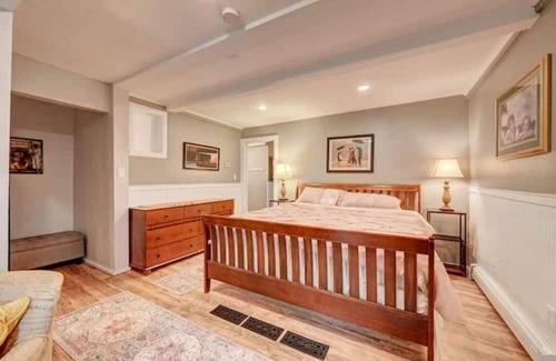 Kerr Gulch Haus | The Red House by the Lake
