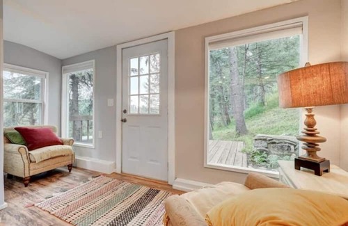 Kerr Gulch Haus | The Red House by the Lake