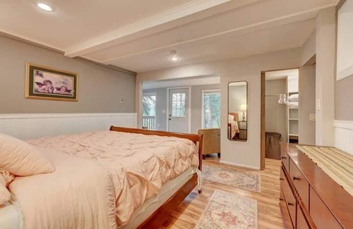 Kerr Gulch Haus | The Red House by the Lake