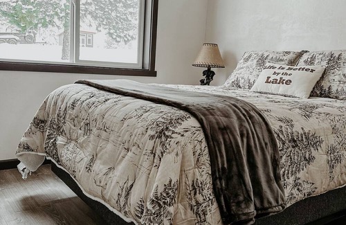 Creston Kabine | Modern Rustic Cabin. 30 Mins from Glacier Park. Mtn Views and Pond Onsite