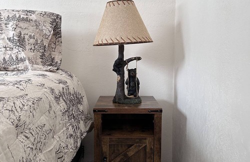 Creston Kabine | Modern Rustic Cabin. 30 Mins from Glacier Park. Mtn Views and Pond Onsite