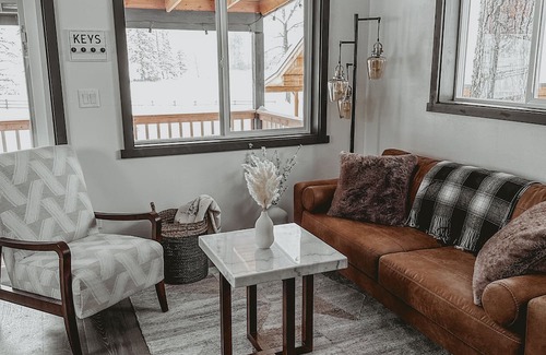 Creston Kabine | Modern Rustic Cabin. 30 Mins from Glacier Park. Mtn Views and Pond Onsite