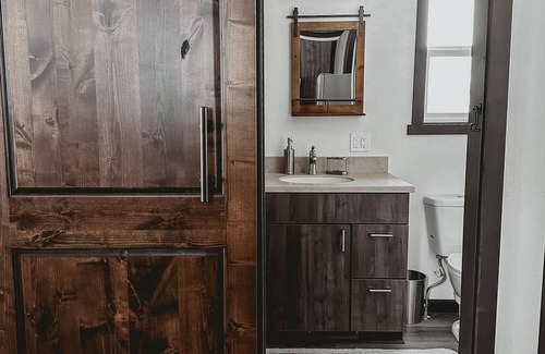 Creston Kabine | Modern Rustic Cabin. 30 Mins from Glacier Park. Mtn Views and Pond Onsite