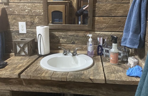 Tie Plant Kabine | Rustic Lake-house Cabin in the heart of Grenada Lake. 1.5 miles to boat landing.