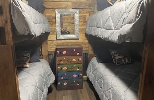 Tie Plant Kabine | Rustic Lake-house Cabin in the heart of Grenada Lake. 1.5 miles to boat landing.