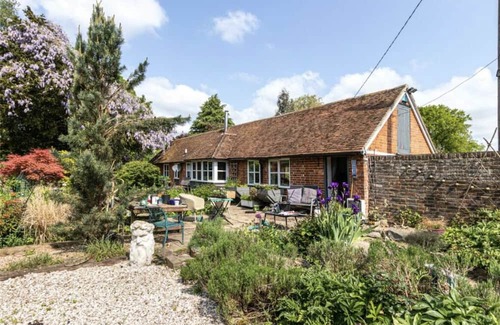 Maidstone Hütte | Superb 2 bed cottage - Hot tub, log burner and gardens in tranquil setting