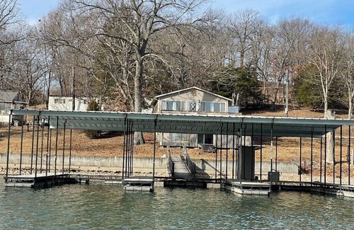 Sunrise Beach Kabine | Lakefront Cabin With One Well Dock In Popular LAKE OF THE OZARKS Cove Location!