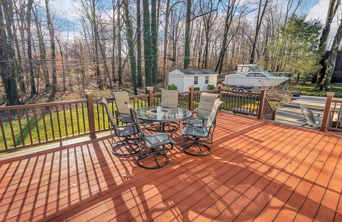 Lenni Haus | Relaxing 5BR Family Home w/Fire Pit & Pool Table