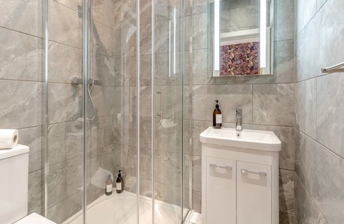 Coed-Y-Paen Hütte | 2 bedroom accommodation in Usk