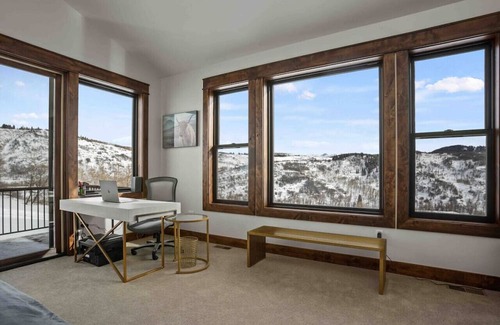 Clark Skihütte | 4bdrm 3 bath Ski in/out Chalet on Private Hill