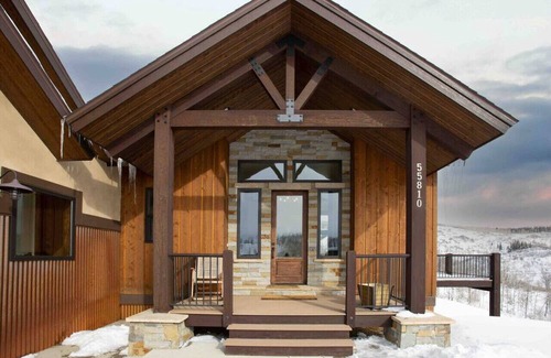 Clark Skihütte | 4bdrm 3 bath Ski in/out Chalet on Private Hill