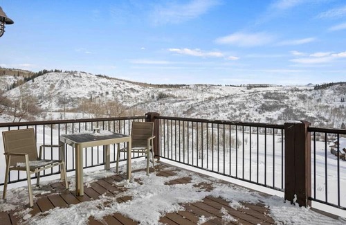 Clark Skihütte | 4bdrm 3 bath Ski in/out Chalet on Private Hill