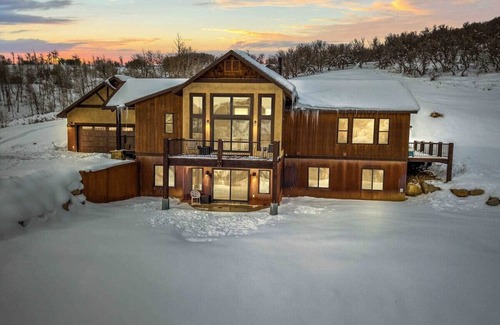 Clark Skihütte | 4bdrm 3 bath Ski in/out Chalet on Private Hill