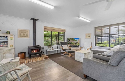 Lake Macquarie City Council Haus | Entire House Lakeside, panoramic water views, private Pool, 500m to boat ramp