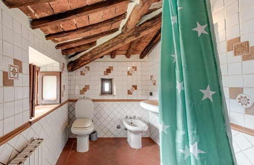 Pistoia Haus | Holiday Home 'Casetta Rossa Di Forra Al Pitta' with Mountain View, Private Garden and Wi-Fi