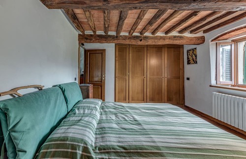 Pistoia Haus | Holiday Home 'Casetta Rossa Di Forra Al Pitta' with Mountain View, Private Garden and Wi-Fi