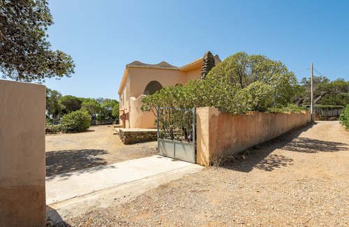 Sant'Antioco Haus | Holiday Home 'Fronte Mare Azzurro' with Sea View, Shared Garden and Wi-Fi