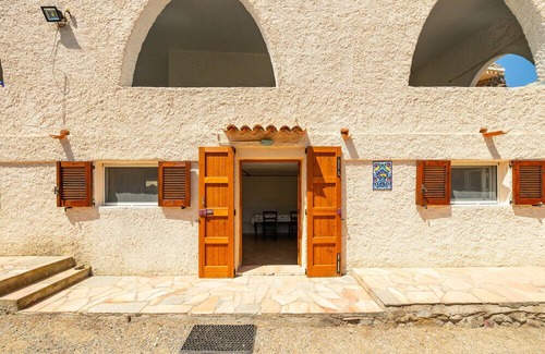 Sant'Antioco Haus | Holiday Home 'Fronte Mare Azzurro' with Sea View, Shared Garden and Wi-Fi