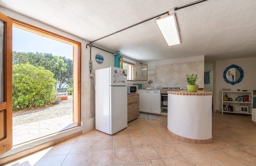 Sant'Antioco Haus | Holiday Home 'Fronte Mare Azzurro' with Sea View, Shared Garden and Wi-Fi