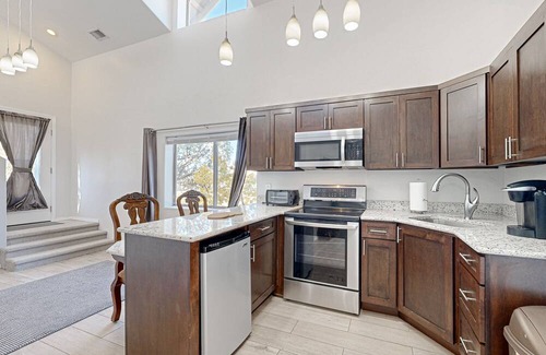 Payson Hütte | 2-story cottage with breathtaking mountain views, fireplace, patio, grill, & AC