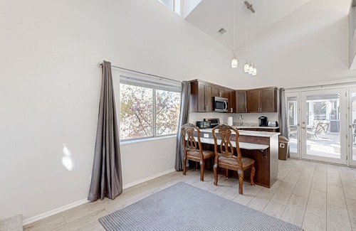 Payson Hütte | 2-story cottage with breathtaking mountain views, fireplace, patio, grill, & AC