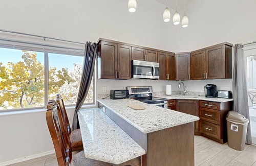 Payson Hütte | 2-story cottage with breathtaking mountain views, fireplace, patio, grill, & AC