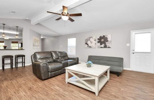 Iowa Colony Haus | $3500 Per/Mth, 4BRs, Gated Community