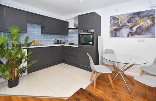 Burslem Wohnung | Stylish 2-bedroom apartment with TV,Wi-Fi and washer in Stoke-On-Trent.