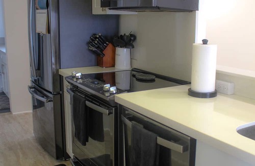 Manoa Eigentumswohnung | Modern + Futuristic 2 Bed|2 Bath|2 Parking Hawaii Fortress with Massive Lanai