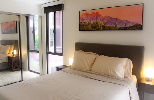 Manoa Eigentumswohnung | Modern + Futuristic 2 Bed|2 Bath|2 Parking Hawaii Fortress with Massive Lanai