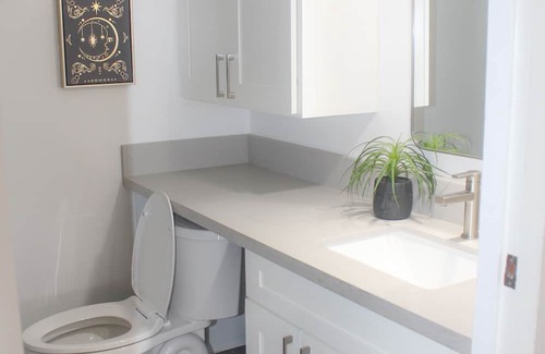 Manoa Eigentumswohnung | Modern + Futuristic 2 Bed|2 Bath|2 Parking Hawaii Fortress with Massive Lanai
