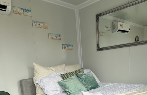 Monterey Haus | Beach Serenity 1- Close to the beach and public transport only 20mins from city