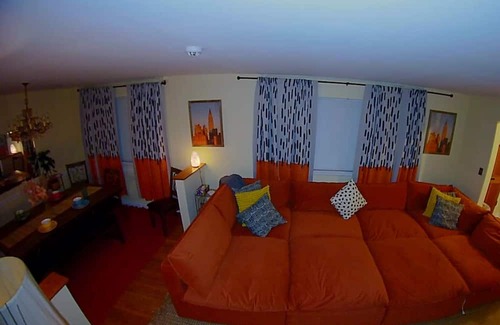 Capitol Heights Haus | Minutes to DC, MGM Casino, Outlets, Gaylord, National Harbor, DC National Mall